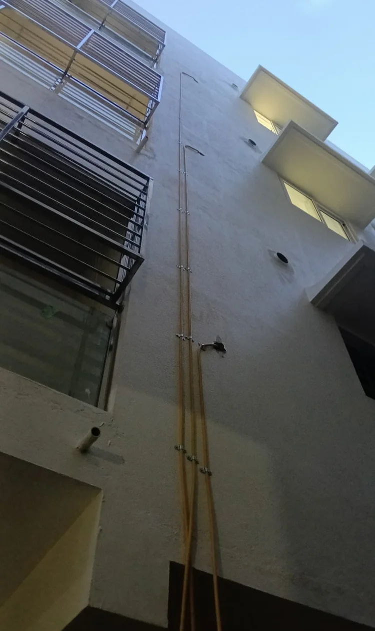 Composite gas pipeline riser installed on an individual house exterior wall